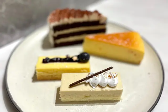 茉莉花茶慕絲蛋糕、藍莓芝士蛋糕、柚子芝士蛋糕、提拉米蘇