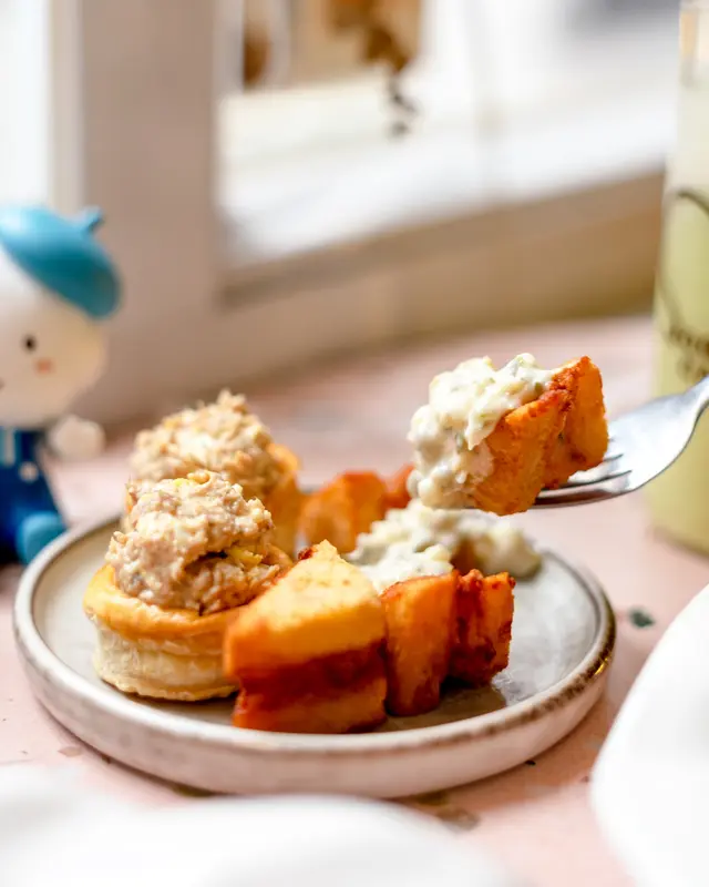 吞拿魚碎蛋千層酥、他他醬蝦多士