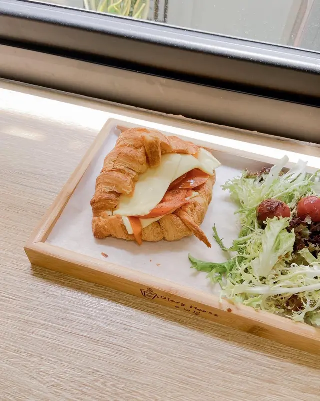 芝士蕃茄煙鴨胸牛角包