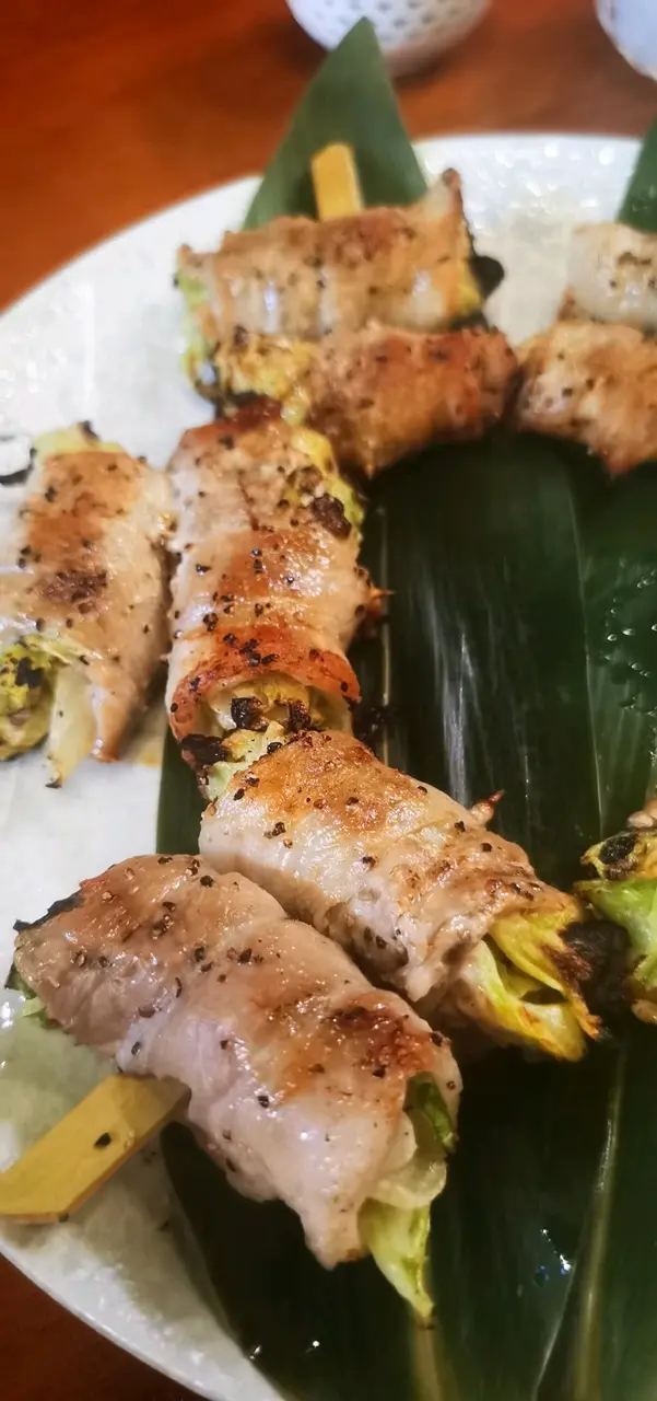 一般豚肉卷小蕃茄或露筍居多，椰菜的爽甜帶來小清新