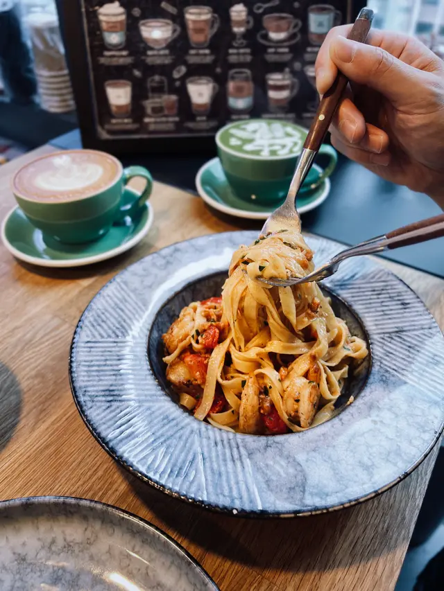 蒜油、辣椒虎蝦闊條麵
