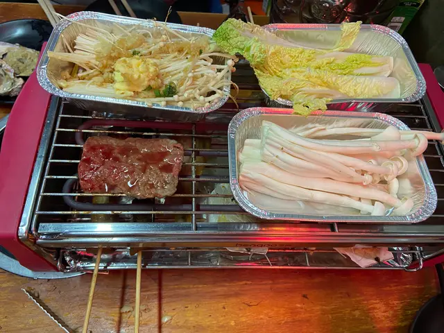 金菇同娃娃菜我都係好鍾意食，加牛油、蒜蓉、少少豉油，真係冇得彈。