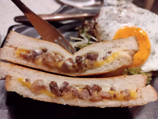 芝士牛肉三文治配煎蛋