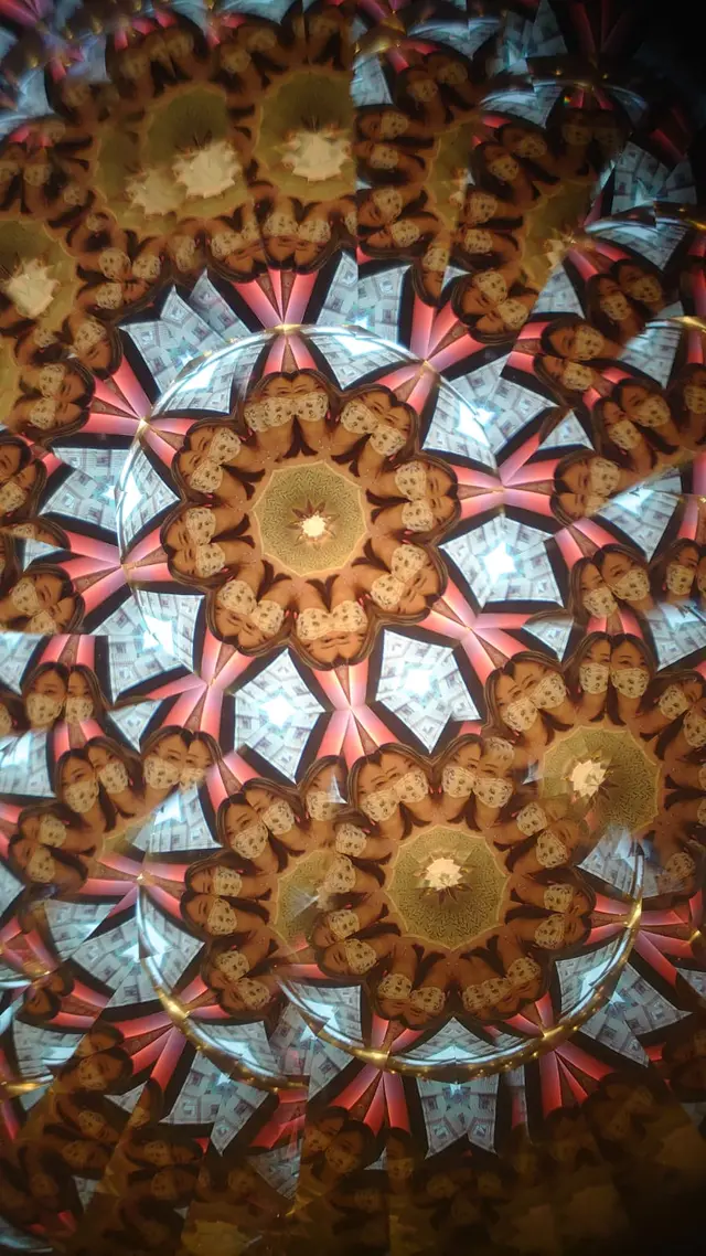 每枱都放有一個{萬花筒}給食客用萬花筒去看世界