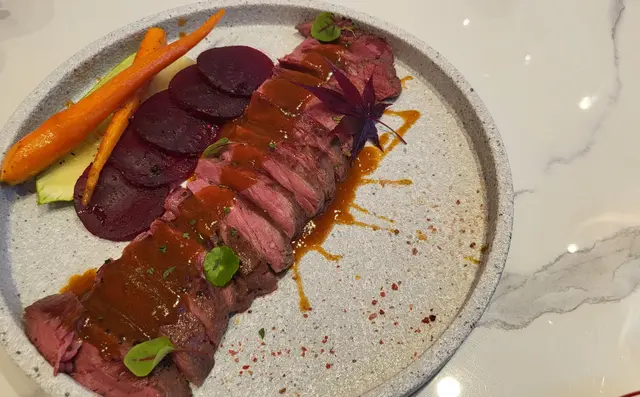 慢煮穀飼180日安格斯牛肩胛伴蜜糖紅菜頭 