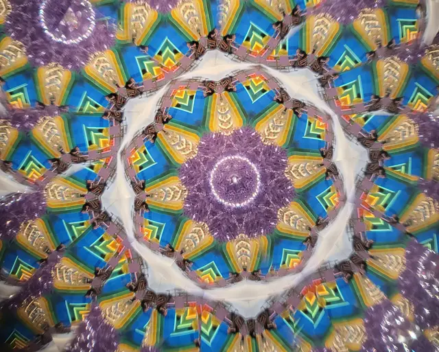 每枱都放有一個{萬花筒}給食客用萬花筒去看世界