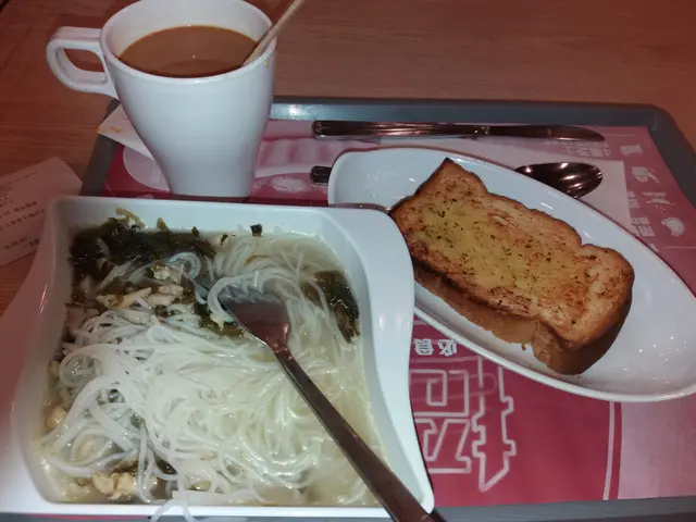 雪菜米加蒜蓉多士配熱奶茶