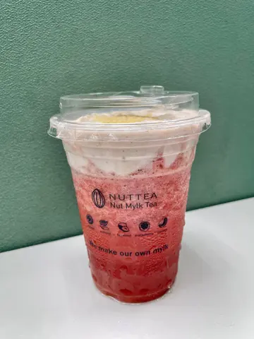 粉红莓好坚果奶盖茶