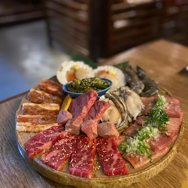 燒物拼盤 * 譏燒鮮鮑魚 * 究極香茅網走大蝦 * 清酒黑松露帆立貝 * 佐賀產A4黑毛和牛 * 蔥蒜牛舌薄燒卷 * 鹽燒角切牛舌 * 燒汁牛肋骨 * 梅子味噌黑豚腩 * 意大利香草雞腿