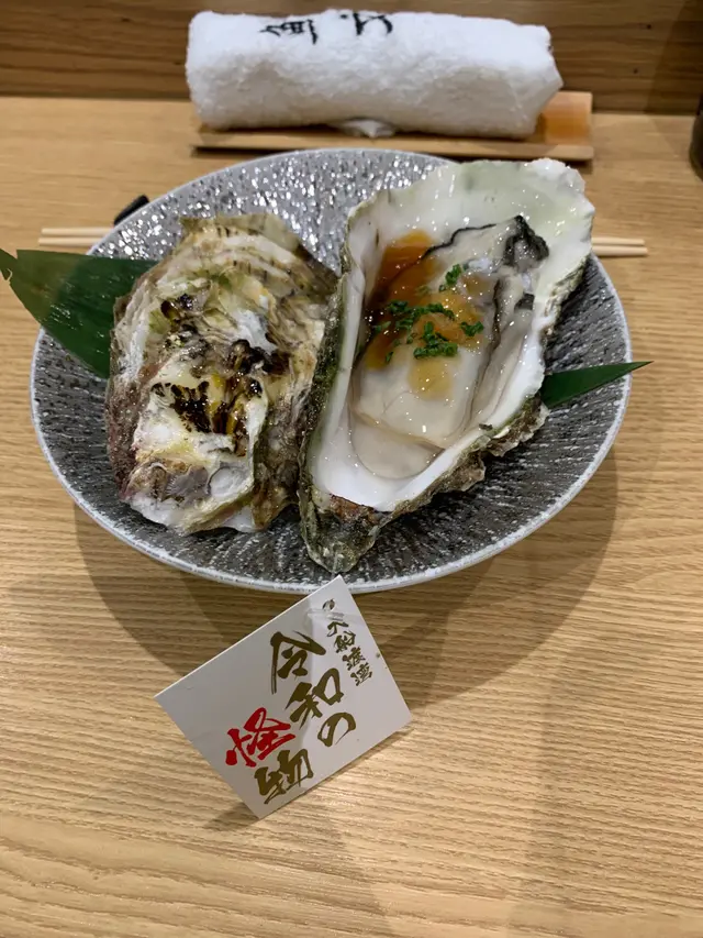 細佬見識少，又係聽得多但第一次食「令和の怪物」，師父話呢隻係養殖既。 味道鮮甜，肉質生蠔黎講幾爽實，完全無腥味，加埋柚子汁令到成件事同胃口都提升左。