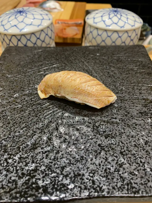 黎都第一件壽司，春子魚無咩味，不論鮮味定係魚味都冇🤣 但因為表面有燒過，所以有一浸炙燒既香味，但除此之外就咩味都冇。