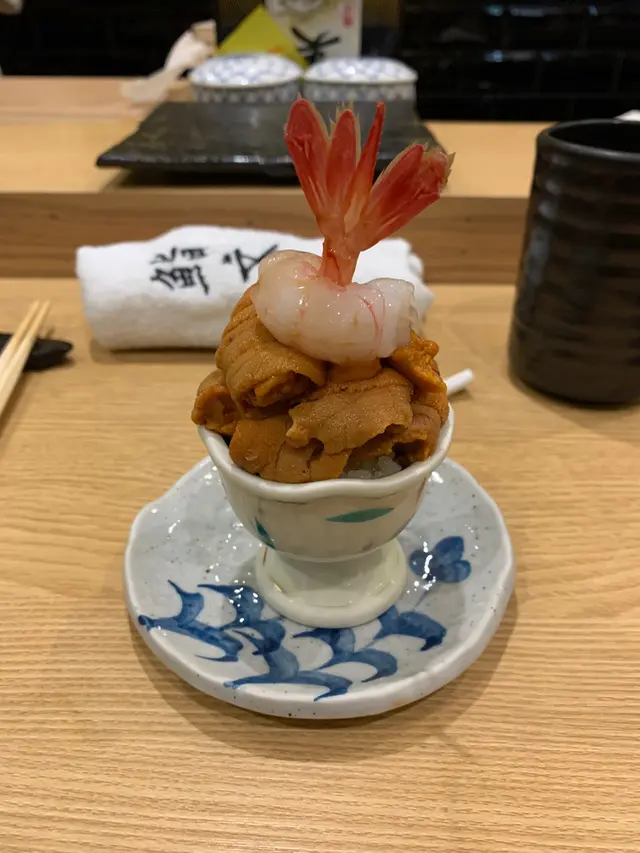 呢個海膽山，澎湃、新鮮、好食。 師傅加海膽絕不手軟，冇任何腥臭味，望返張相都好想再食多次。 如果有人係當日生日 而又有提早同餐廳講，師傅就會做一個迷你嘅海膽蛋糕，所以生日嘅朋友記得同餐廳講啦🙈 