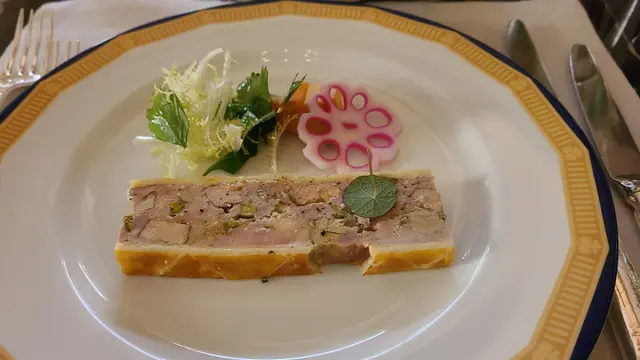 傳統法式肉批配醃磨菇、青菜沙律