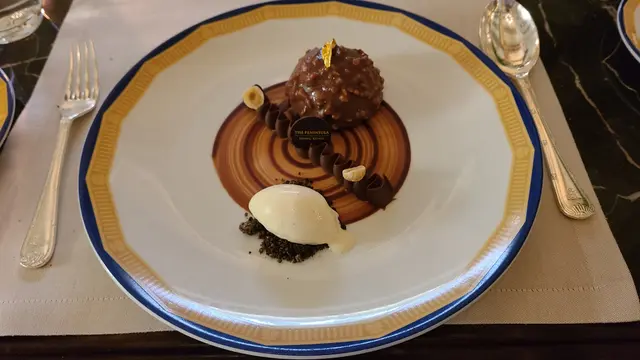 朱古力慕絲配奧利奧牛油脆脆及香草雪糕