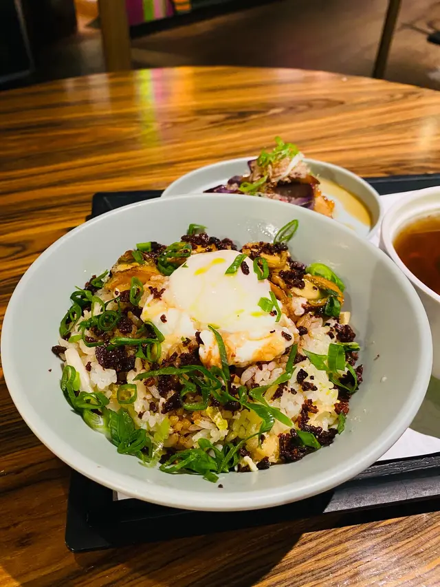 溫泉蛋鮑魚蔥油培根脆脆拌飯