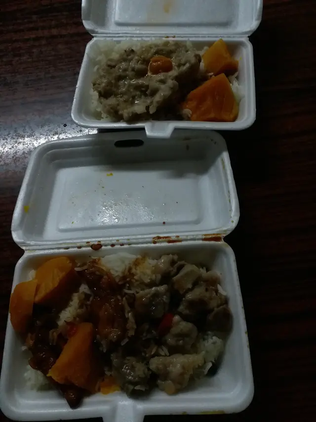 鳳爪排骨飯,一個食鹹蛋肉餅飯