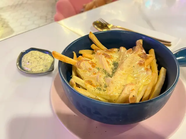 黑松露薯條既芝士將所有薯條結成一大舊，薯條軟淋淋暖的並不熱