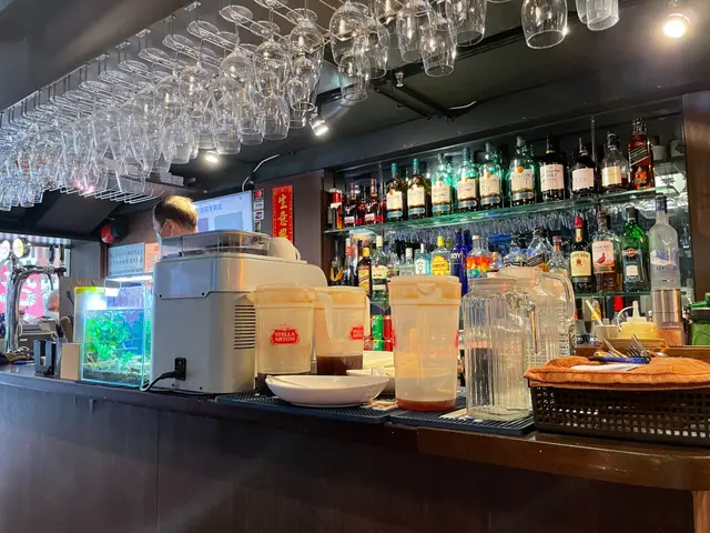 bar檯，以及忙碌中的員工。