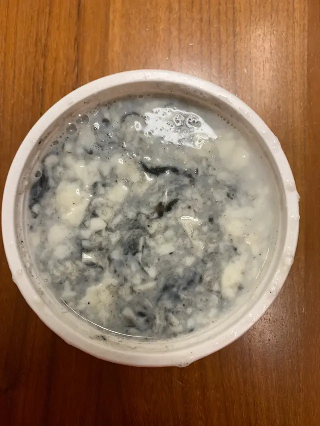 一打開已經是這個模樣，完全不是芝麻糊，更像嘔吐物