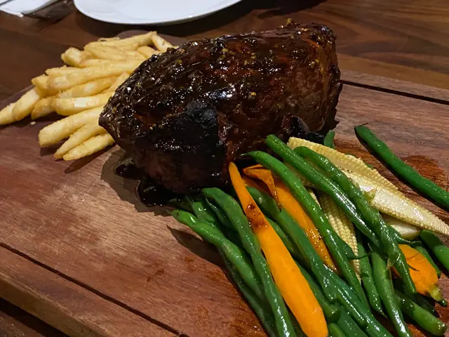 和牛肉眼扒配胡椒醬、薯條、雜錦蔬菜