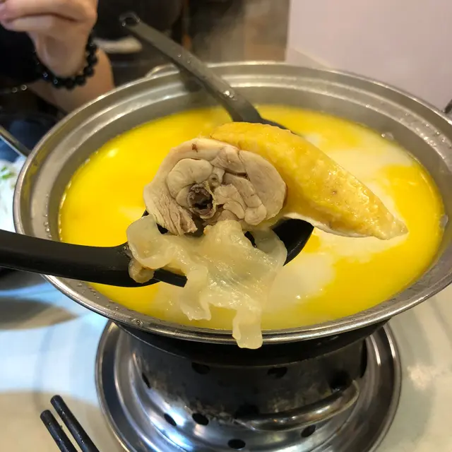 招牌癡花膠雞濃湯米線 