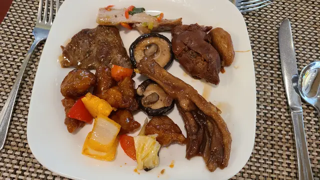 豬脚姜,鮑汁扣鵝掌,咕嚕肉,牛柳,豬頸肉