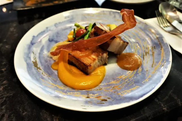 西班牙黑毛豬腩配南瓜蓉及法式蘋果醬