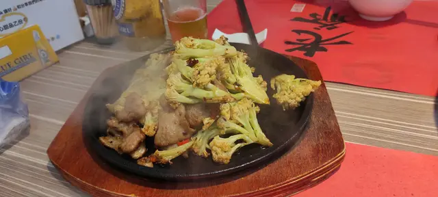 這個鐵板超香，花菜加肉片，好惹味，恰到好處