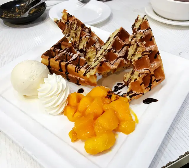 芒果鮮甜.還有一球椰子雪糕及忌廉球胖碟.賣相精緻.👍👍👍