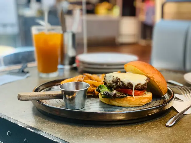 車打芝士牛堡配薯條