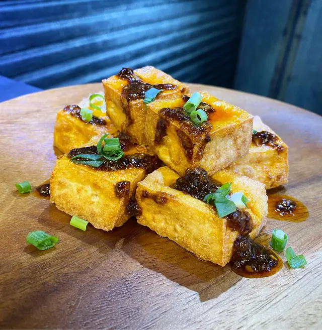 新產品🤩過癮炸豆腐🤤淡淡嘅豆腐清香,配埋我哋嘅過癮辣醬,Woooo~~快啲過嚟試啦😂😂😂🏃🏻♂️💨💨 #辣得過癮🤤 #即叫即炸 #過癮辣醬