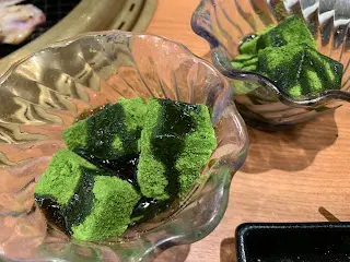 終於來到甜點,除了每位限一杯的H牌冰琪淋,還有這我倆都愛吃的綠茶蕨餅