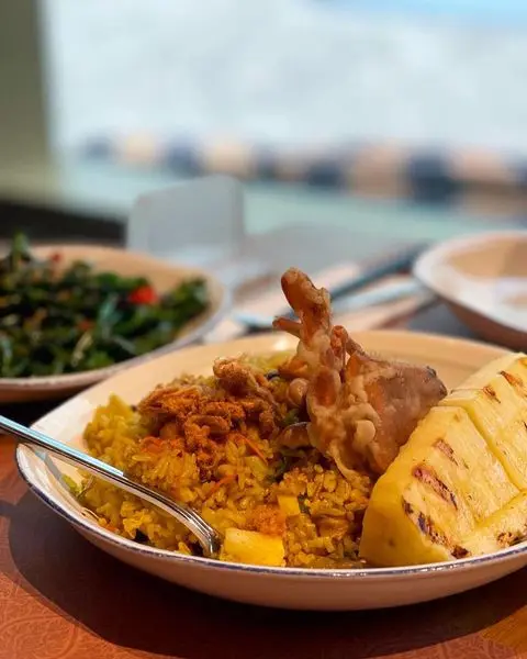 我地應該叫錯左野食😵💫叫果兩個炒粉麵飯都麻麻地,呢個飯真係好普通,菠蘿好酸,軟殼蟹勁霉,d蟹膏完全無味唔知食緊咩咁,而且個飯好清淡無乜味