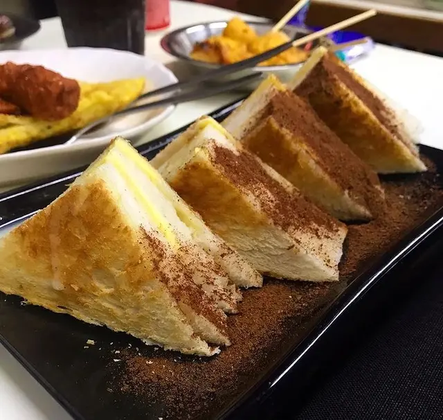 魔鬼多士就好似個名咁樣啦成個魔鬼咁邪惡😀又有奶醬又有阿華田粉仲要係個多士嘅內面有一個好大嚿嘅牛油🤦🏻♂️😂呢個幾有創意都幾好味, 不過食兩啖就唔想繼續了因為太膩