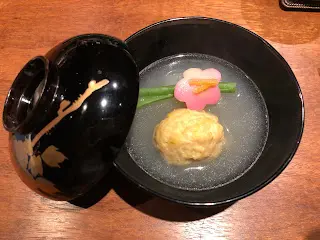 雞清湯配雞肉丸子