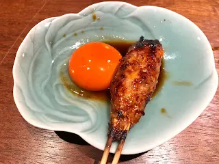 炭燒免治雞肉軟骨串配蛋黃