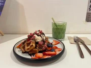 Mixed  berries  with  salted  Nutella  croffle;  Matcha  Latte