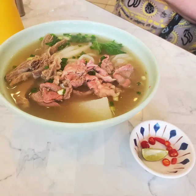 生熟牛肉湯河粉