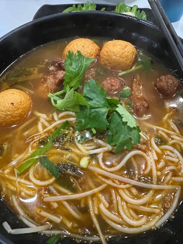 炸豬扒魚蛋酸辣米線