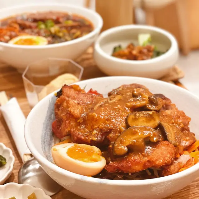 沙茶厚豚及夜市小香腸配四色乾拌麵