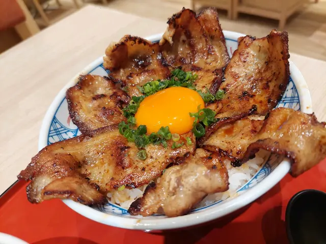 月見豚肉腩丼