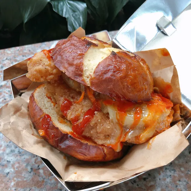 咕嚕菠蘿炸雞漢堡