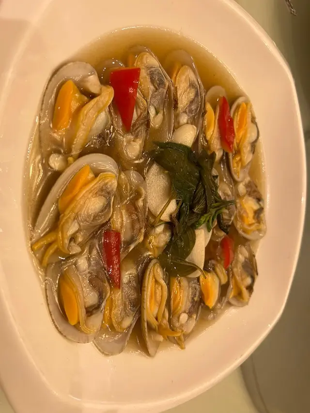 系我最鐘意的菜式之一, 花甲飽滿無沙, 加上九層塔的配搭, 湯汁有魚露及白酒的陣陣清香