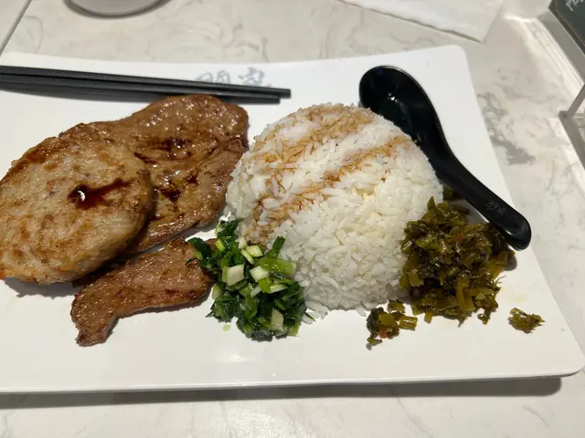 唔鍾意食飯嘅我、有埋啲配菜，同我最愛嘅蓮藕餅，清曬成碟飯