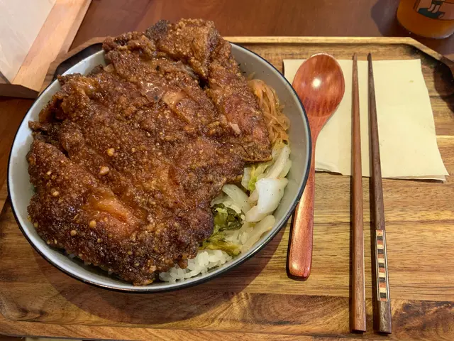 那個滷排骨便當