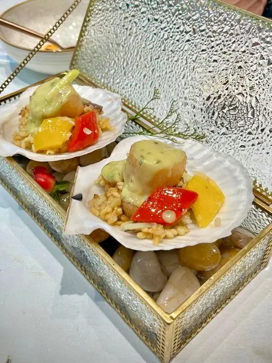 靚到Dum 一聲！帆立貝大大粒夠好肉，上面舖滿茄子粒粒、本菇，同埋炸米～層次非常豐富！配埋香噴噴嘅香草芥末汁，令到鮮味好突出！睇得又食得，一場嚟到一定要試下！