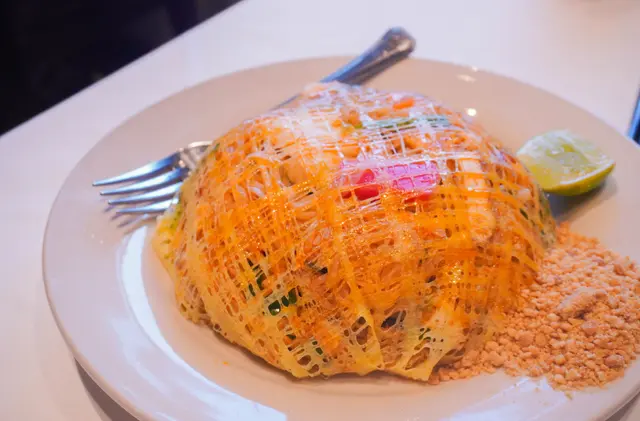 蛋網海鮮炒金邊粉