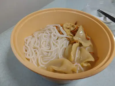 蟲草花素湯Omni新豬肉芹菜餃子米線