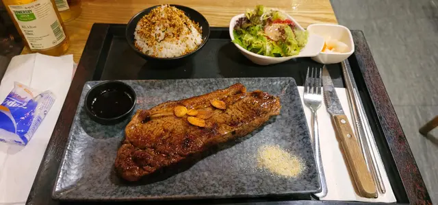 不過不失...叫半成熟，有少少過熟，牛味一般，有啲un...點鹽同點汁好食啲，有飯有沙律，男仕食都夠飽，女仕就食唔曬，去西餐廳呢個價食唔到扒..所以..不過不失