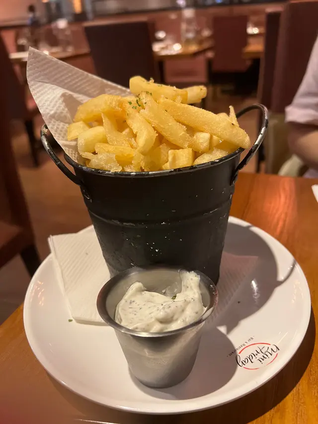 炸薯條配黑松露醬